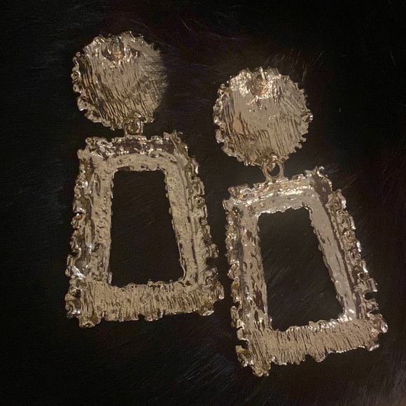 Nugget Style Large pierced earrings, classic dangles. In the color gold. - Picture 2 of 2